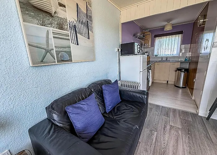 Lovely 4 Berth Chalet For Hire At California Sands In Norfolk Ref 52350Cs