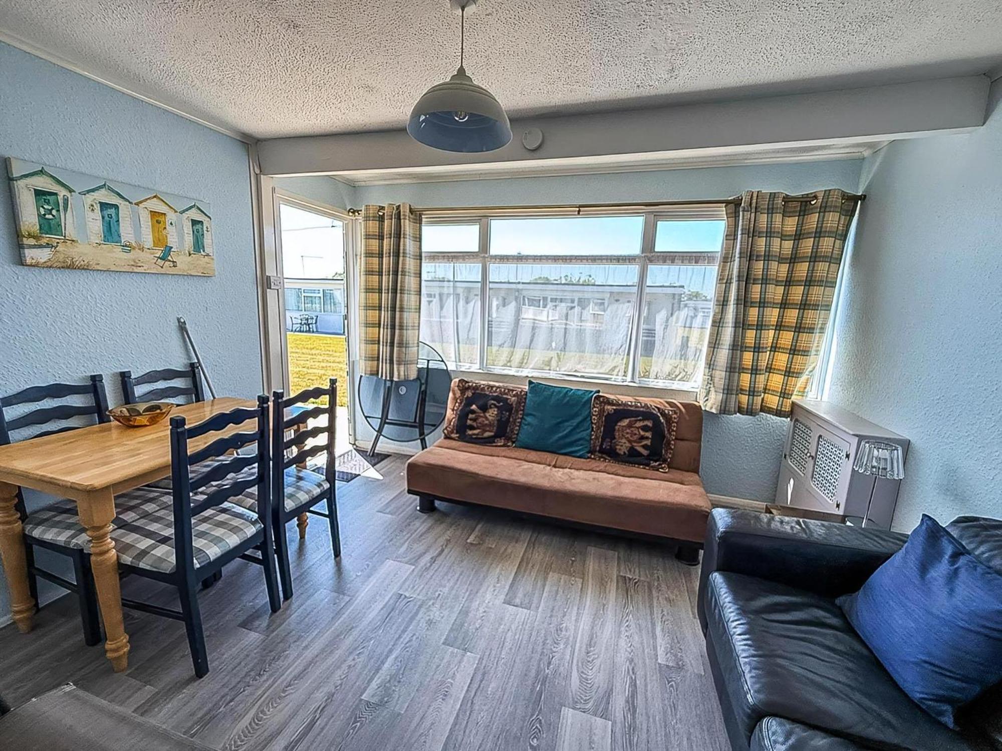 Chalet Lovely 4 Berth For Hire At California Sands In Norfolk Ref 52350cs